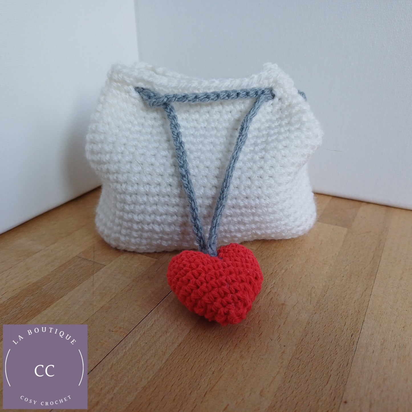 Petite pochette blanche fermoir cœur