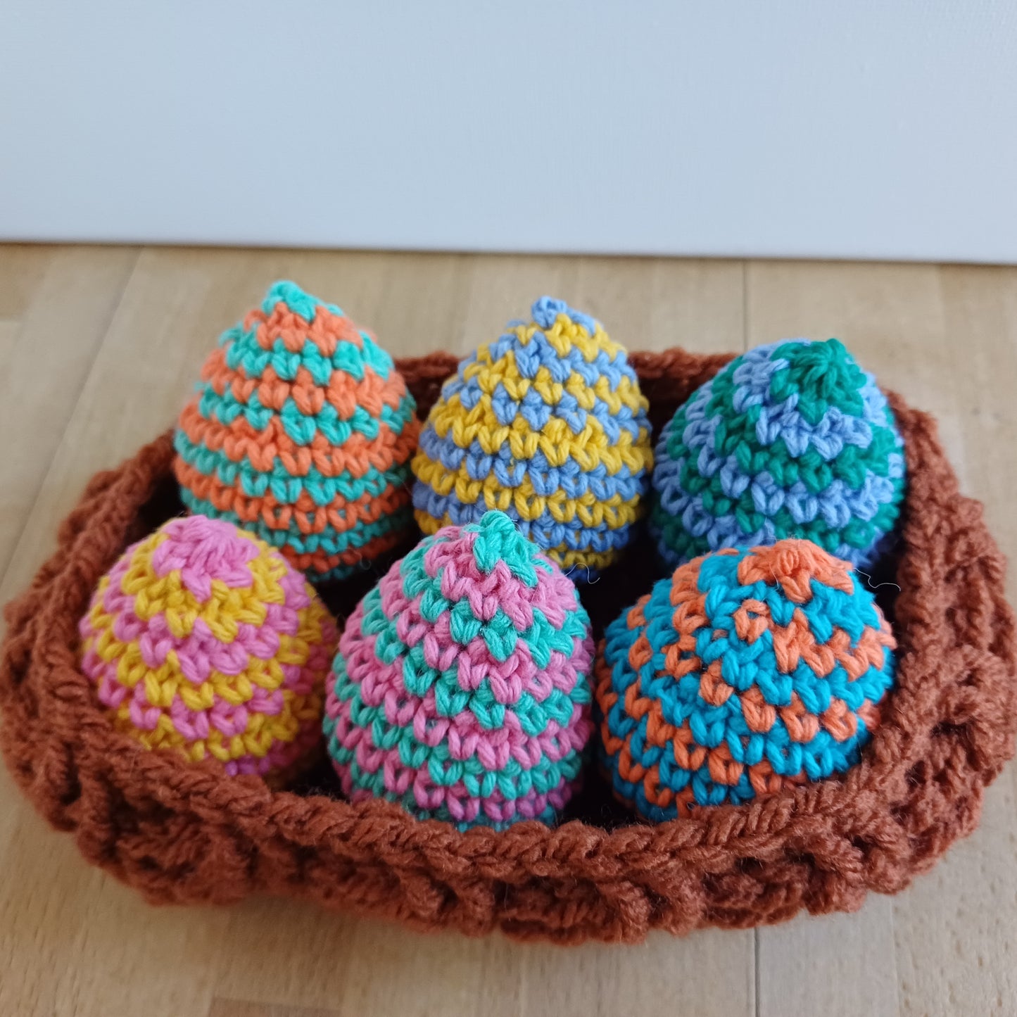 Panier oeufs de Pâques couleurs vives