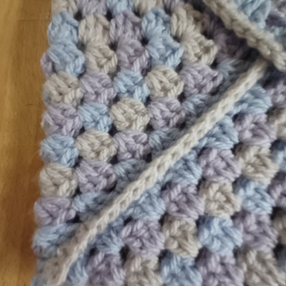 Pochette enveloppe pour livre gris, mauve et bleu pastel