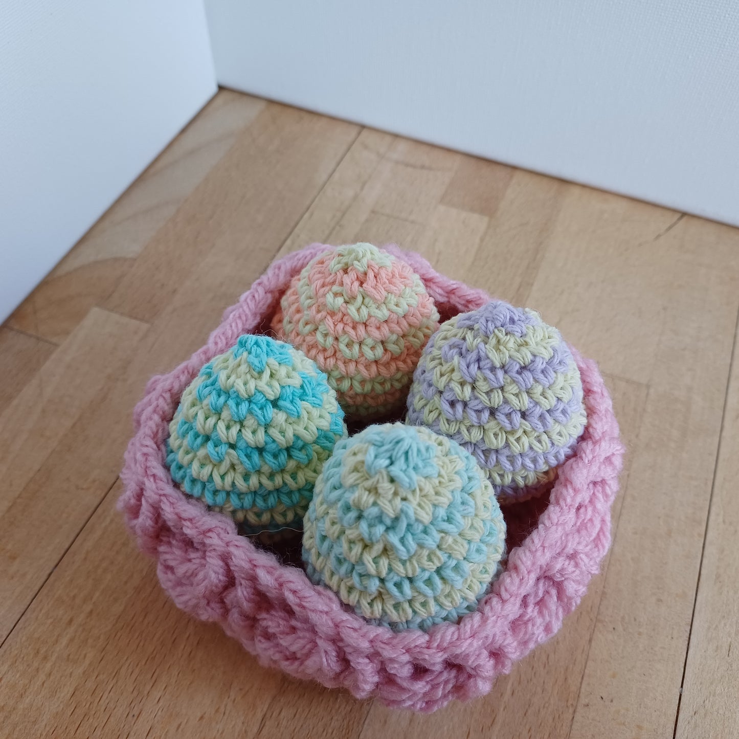 Petit panier oeufs de Pâques rose