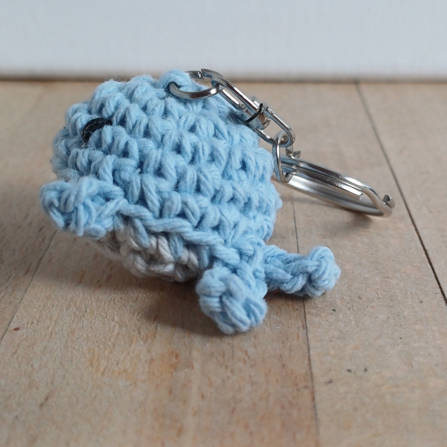 Porte-clés mini baleine bleu gris