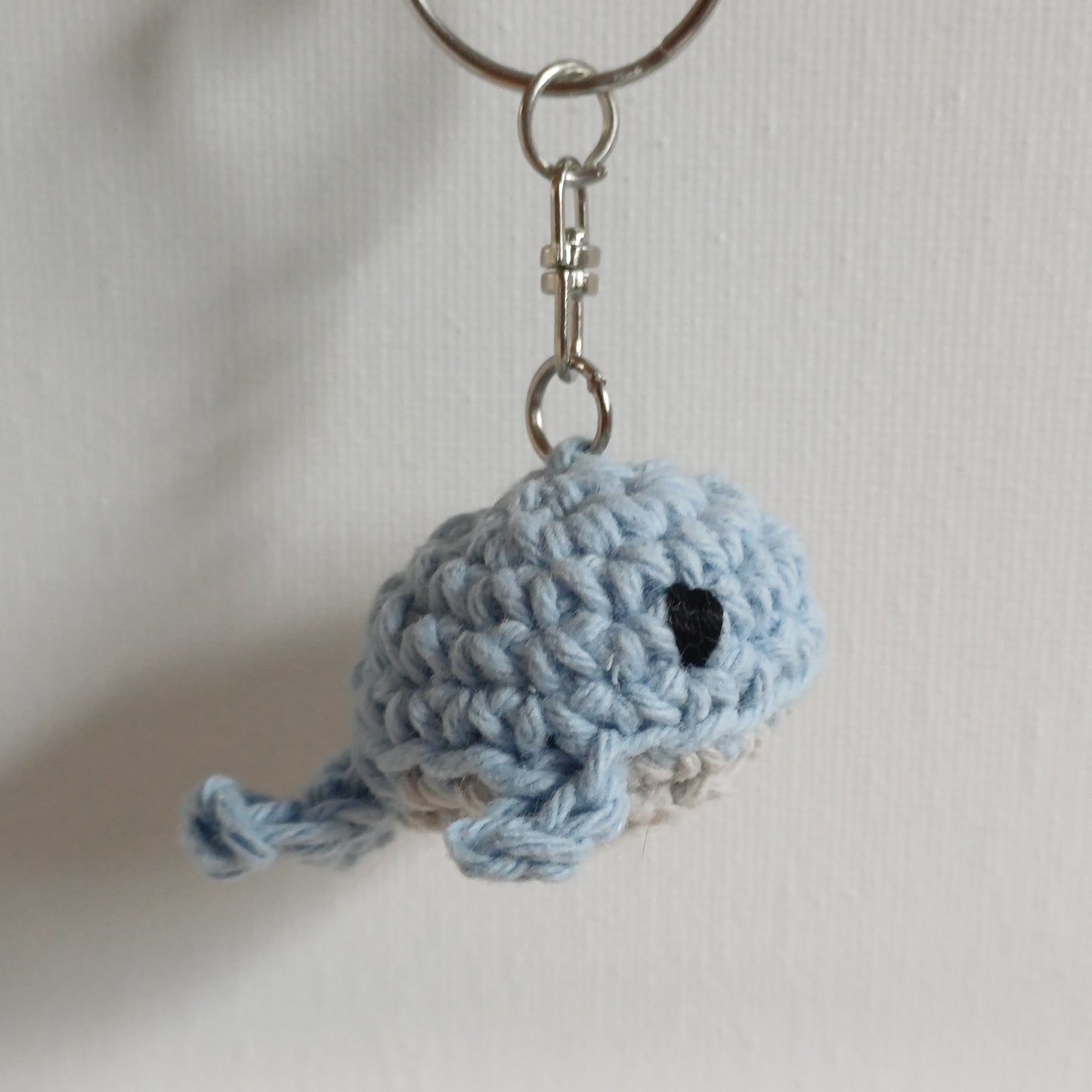 Porte-clés mini baleine bleu gris