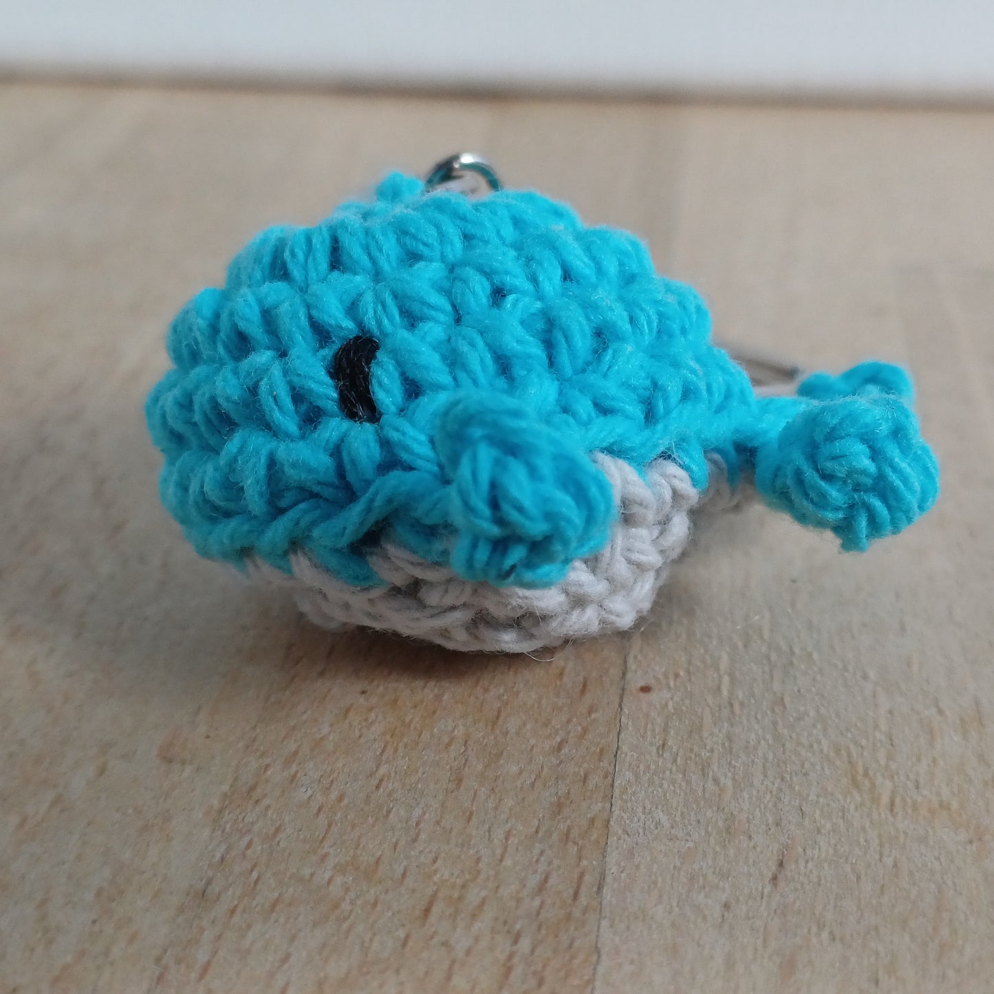 Porte-clés mini baleine bleu ciel