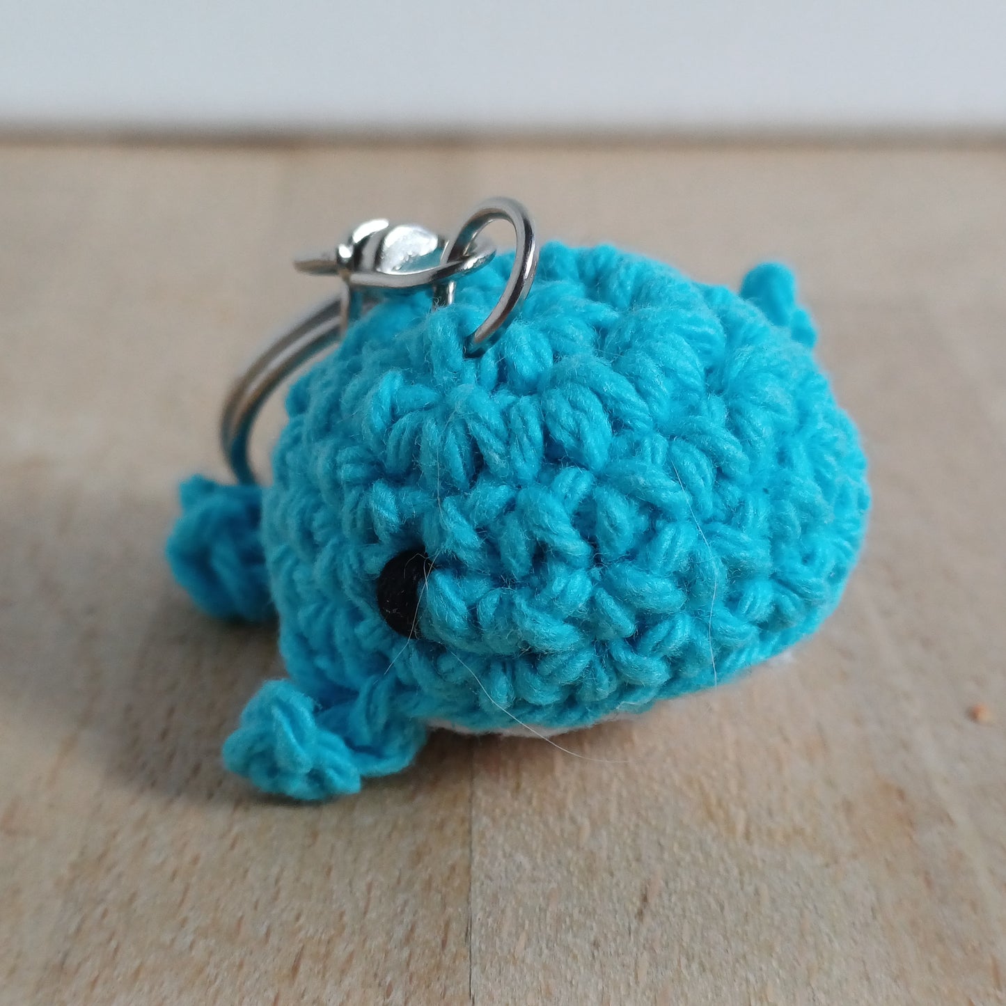 Porte-clés mini baleine bleu ciel
