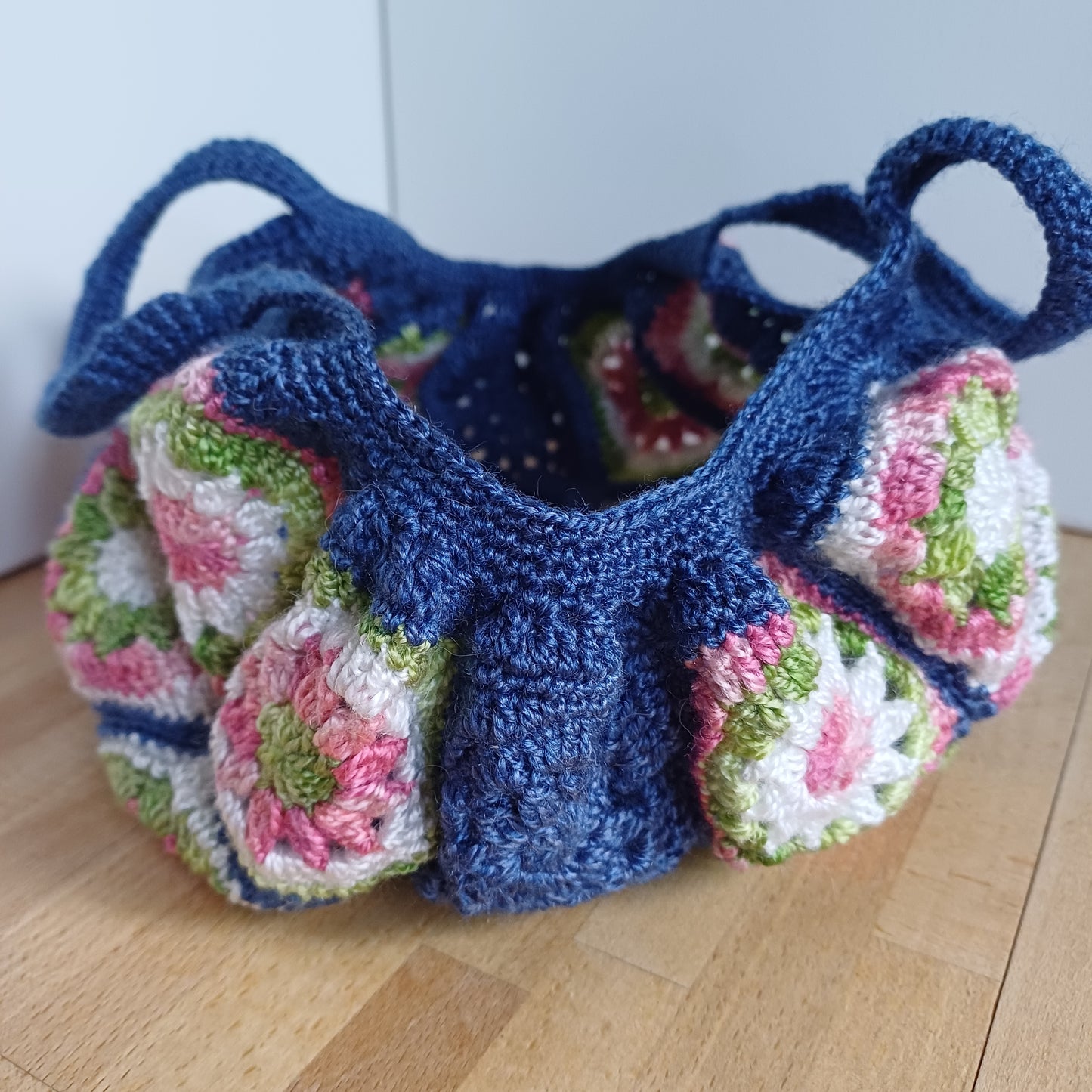 Panier bleu fleuri