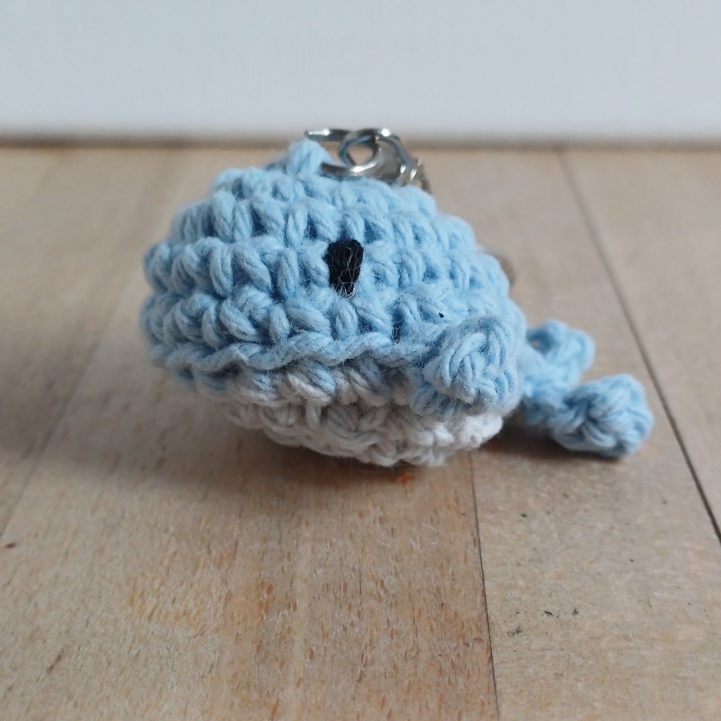 Porte-clés mini baleine bleu gris