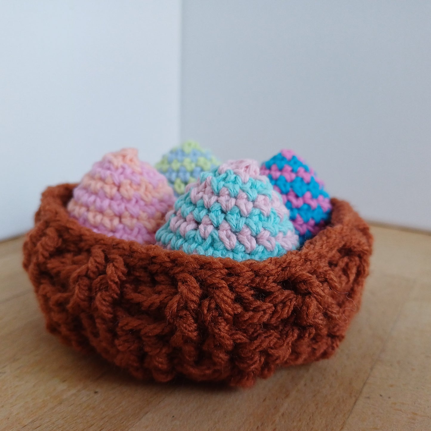Petit panier œufs de Pâques marron