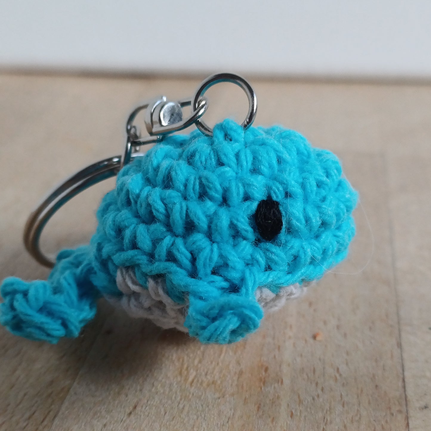 Porte-clés mini baleine bleu ciel