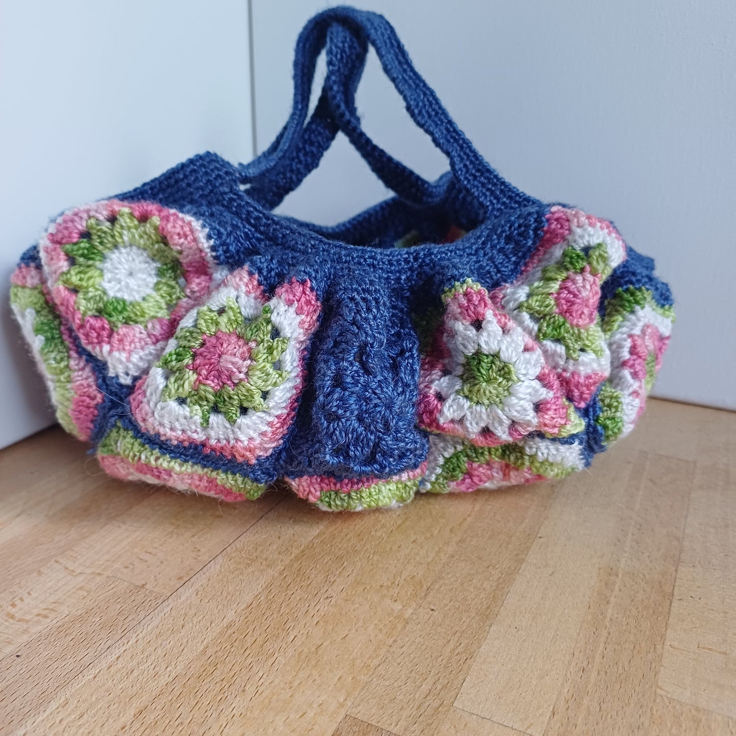 Panier bleu fleuri