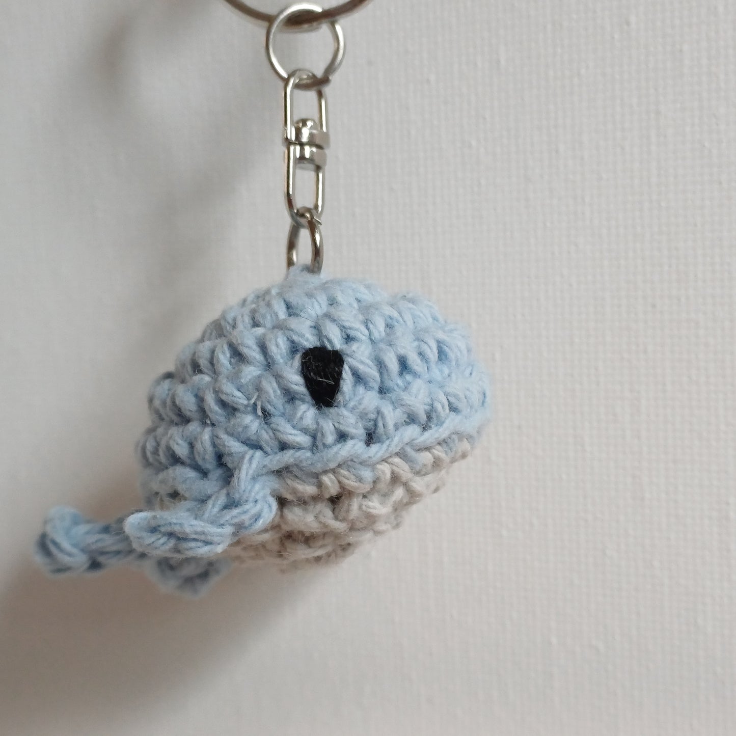 Porte-clés mini baleine bleu gris
