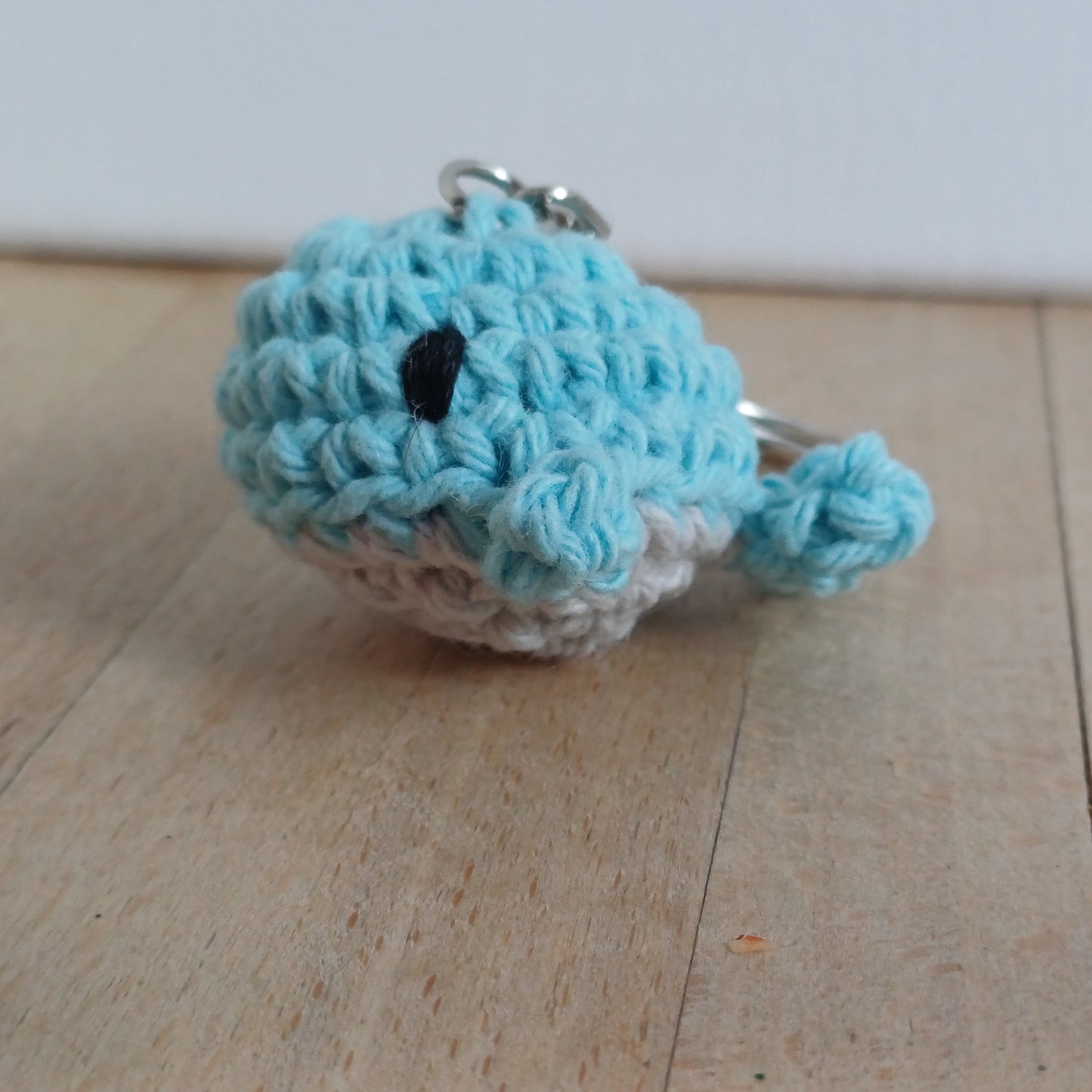 Porte-clés mini baleine bleu pastel