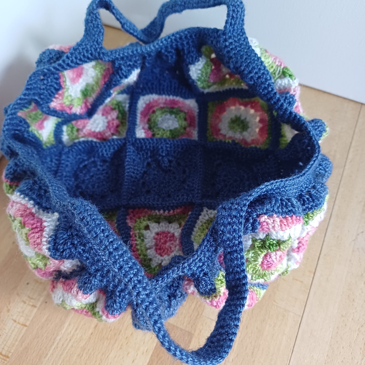 Panier bleu fleuri