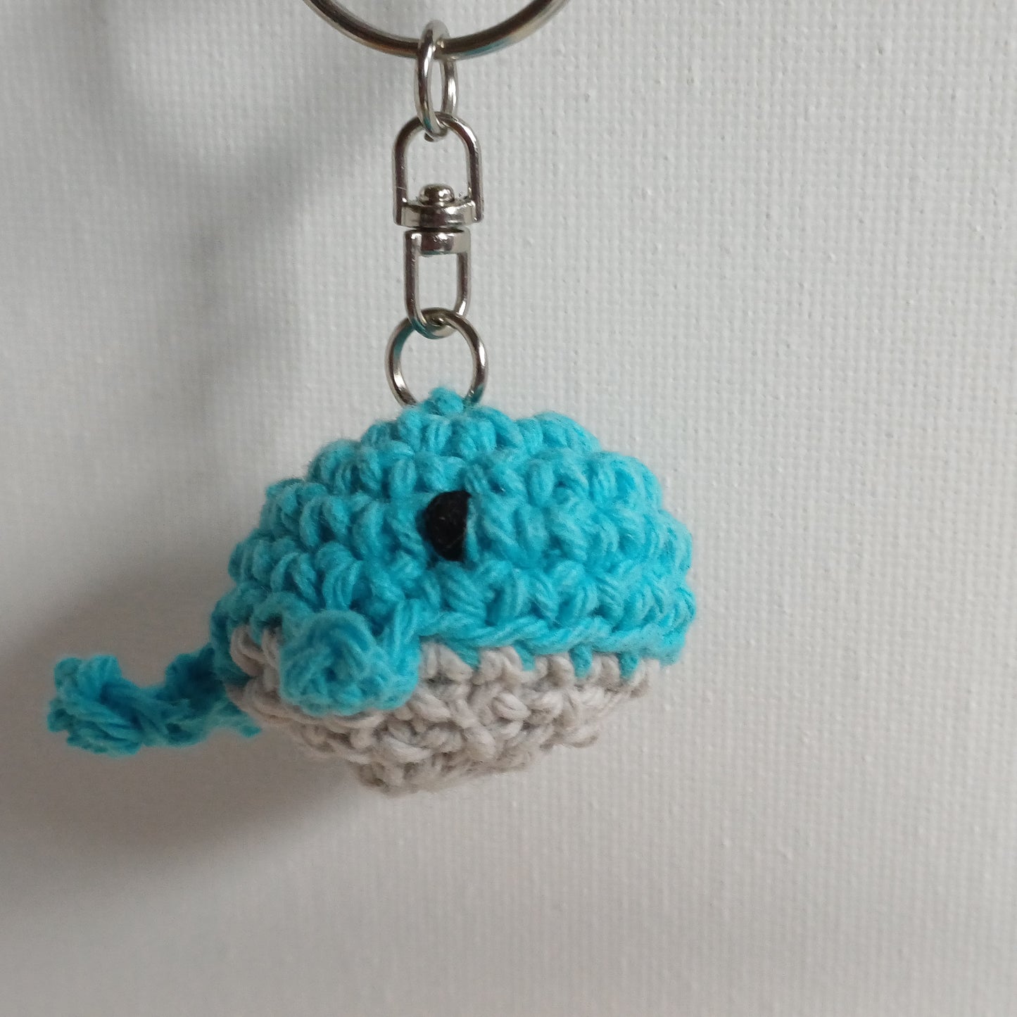 Porte-clés mini baleine bleu ciel