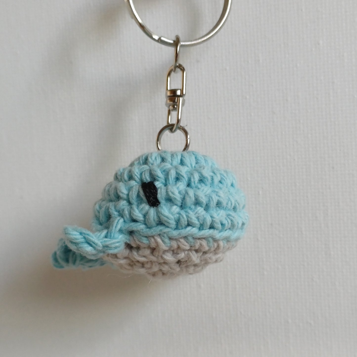 Porte-clés mini baleine bleu pastel