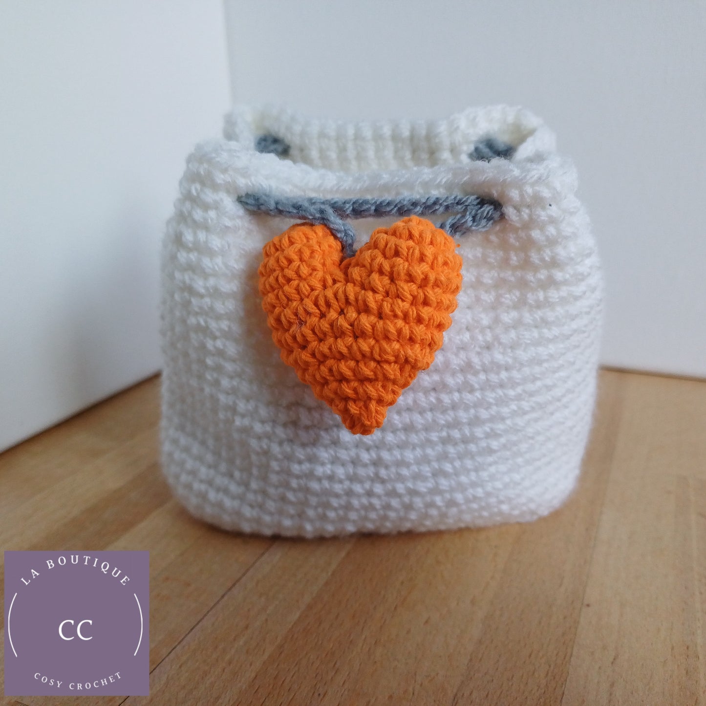 Petite pochette blanche fermoir cœur