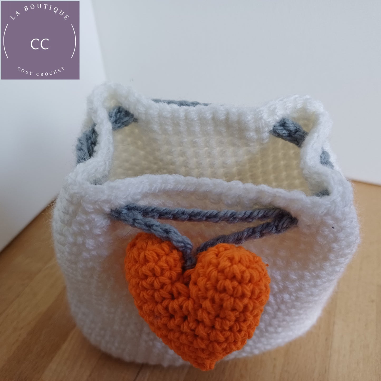 Petite pochette blanche fermoir cœur