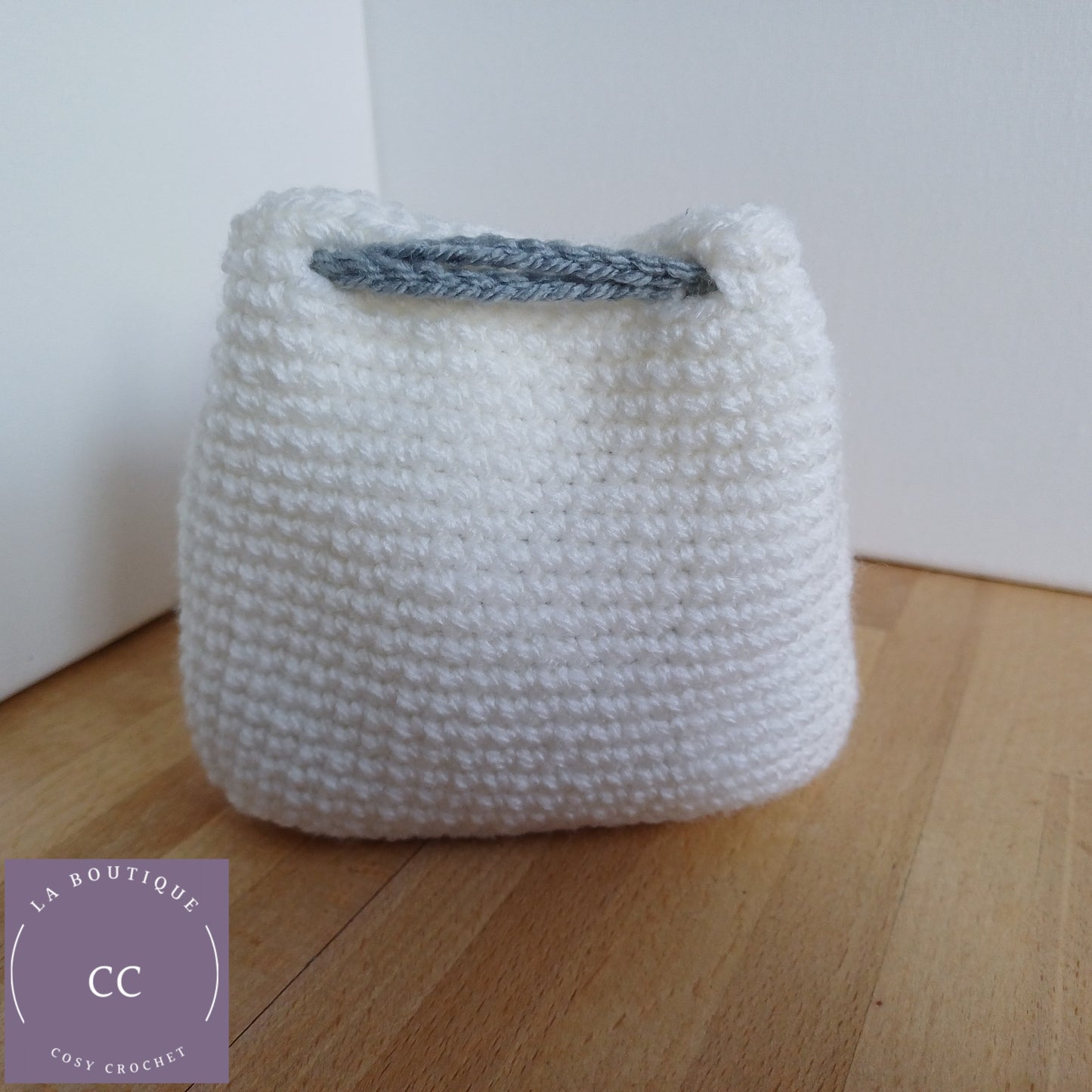 Petite pochette blanche fermoir cœur