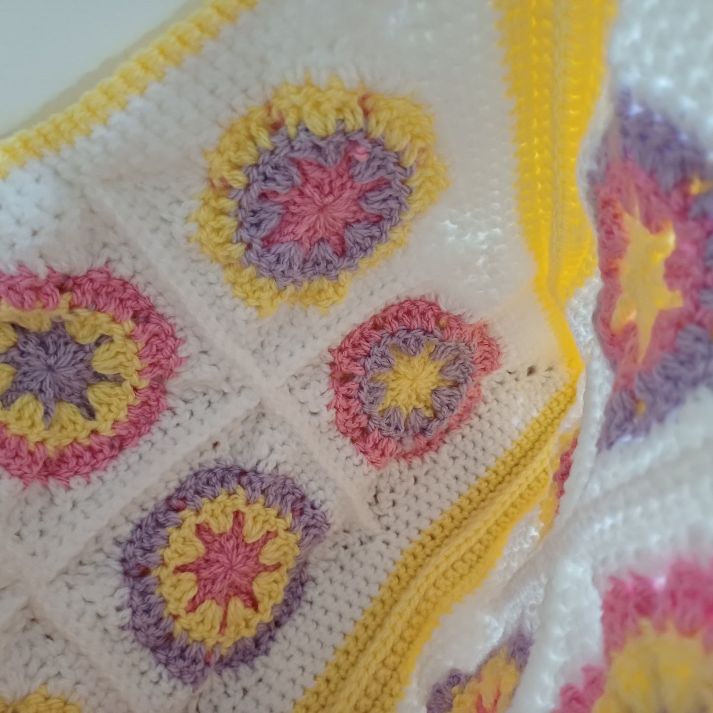 Grand sac bandoulière jaune, violet et rose