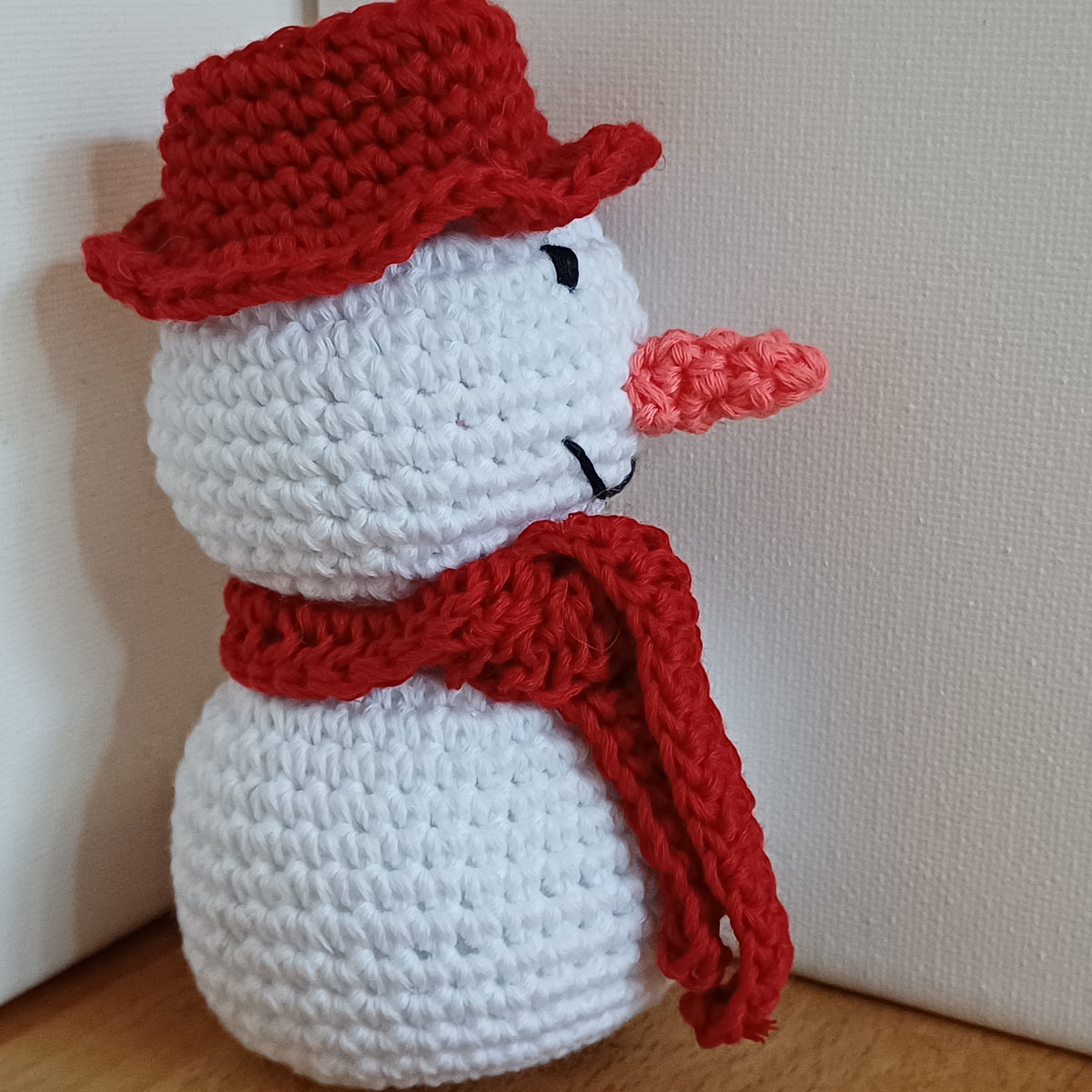 Petit bonhomme de neige rouge