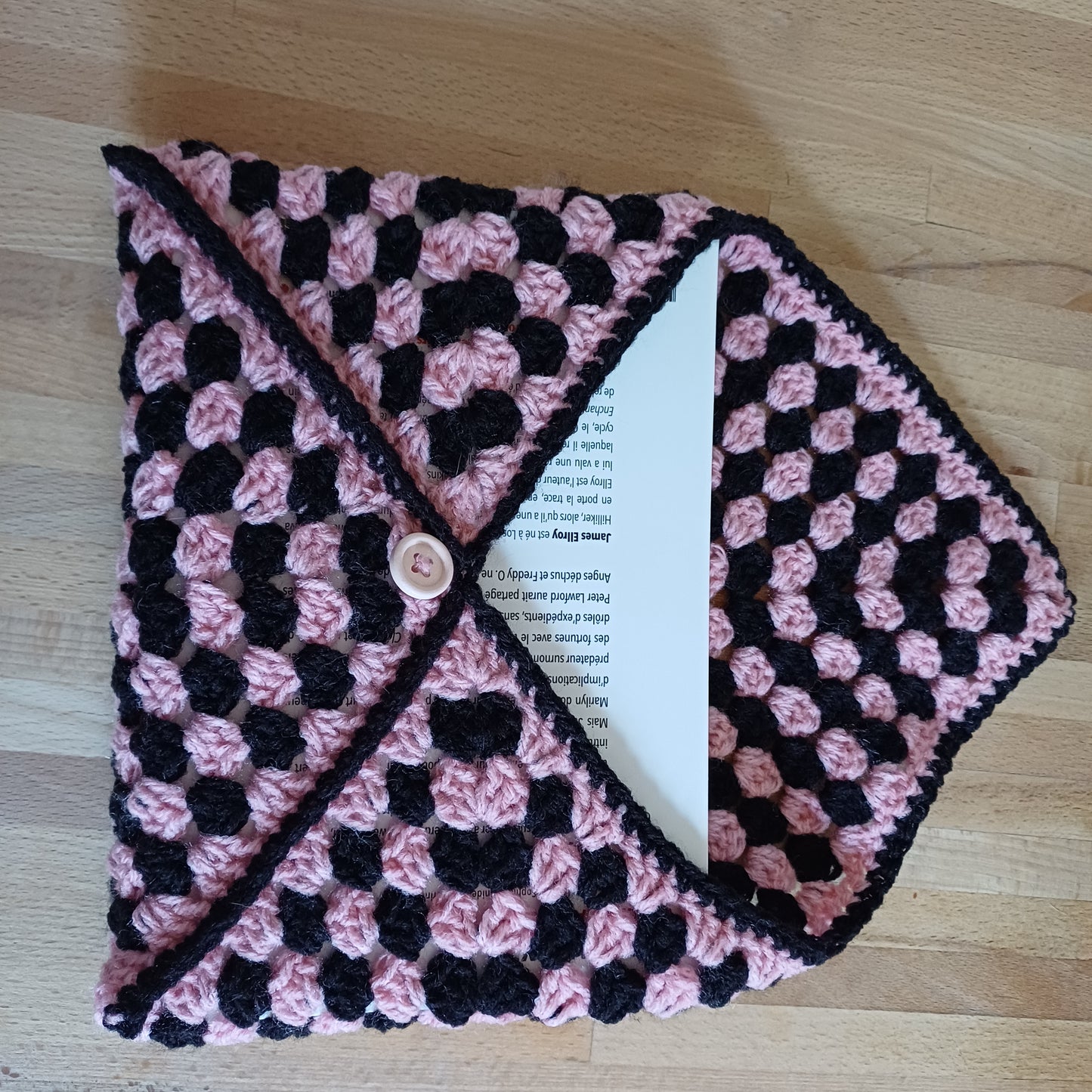 Pochette enveloppe pour livre rose et noire
