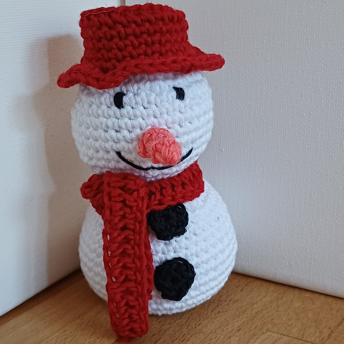 Petit bonhomme de neige rouge