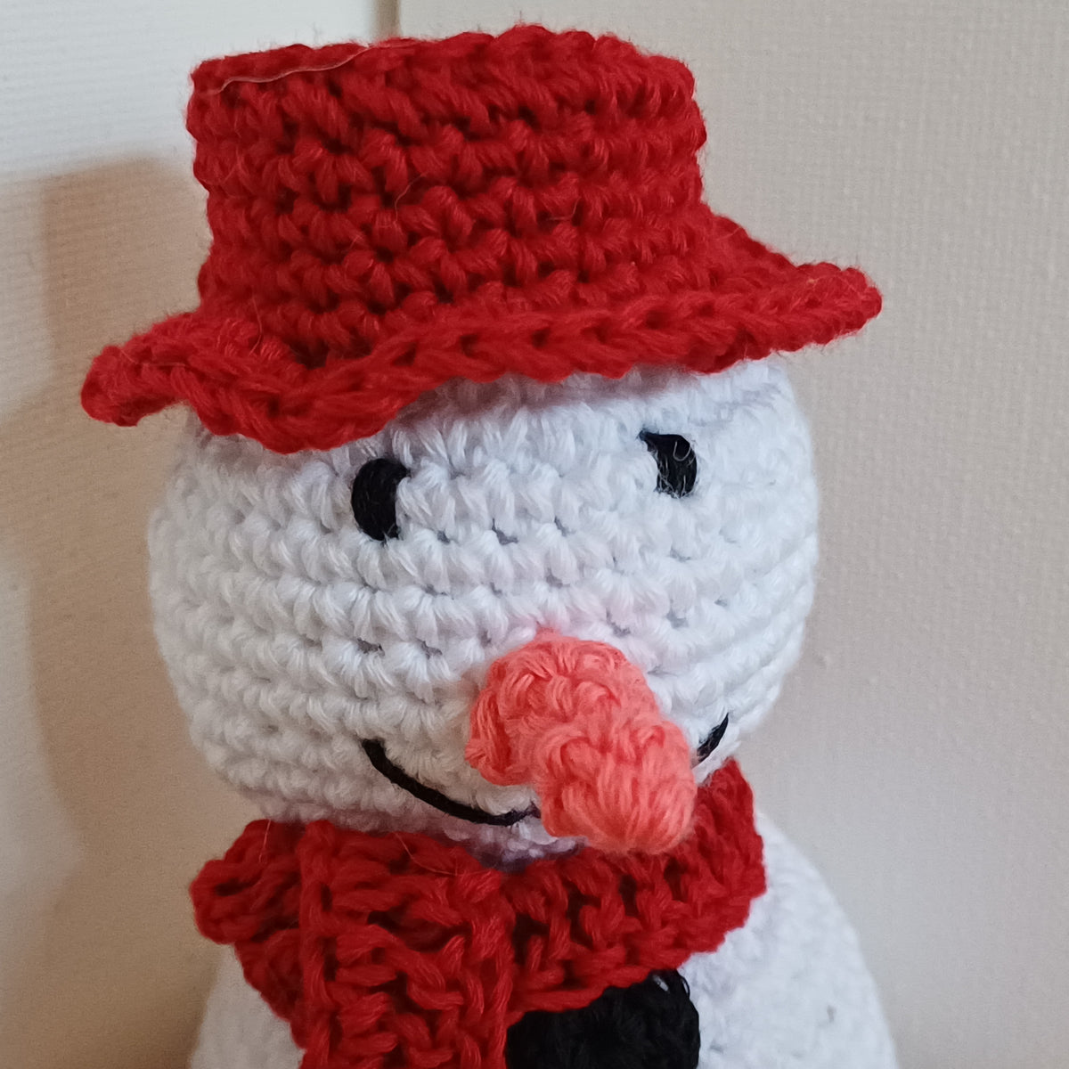 Petit bonhomme de neige rouge