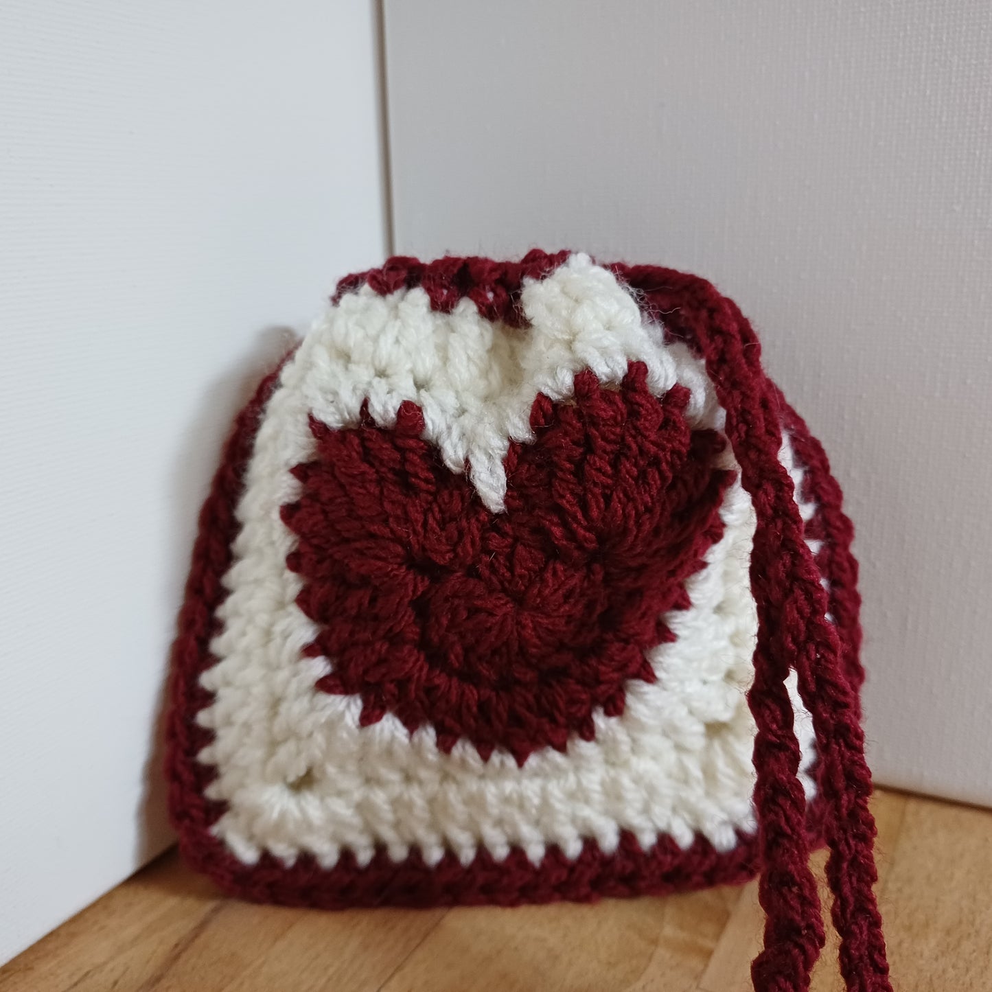 Pochon granny coeur bordeaux