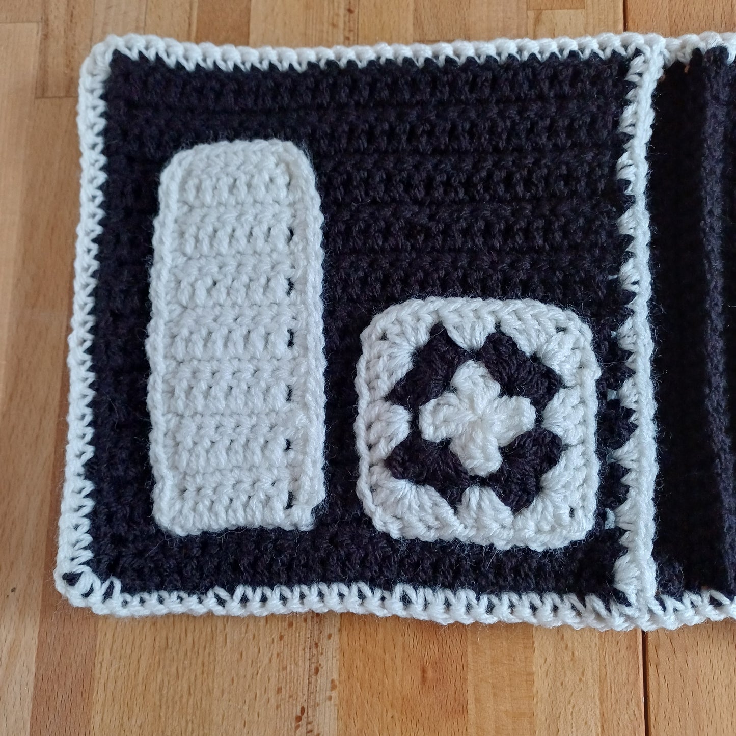 Etui pour carnet avec rangements noir et blanc