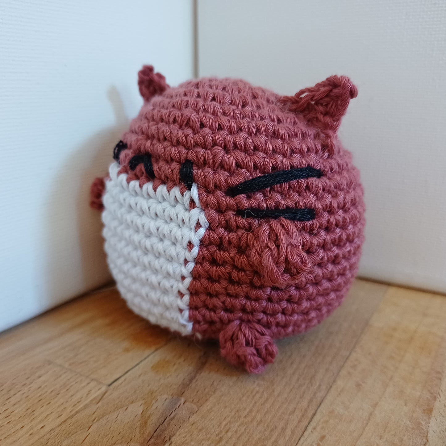 Chat squeeshy rose et blanc