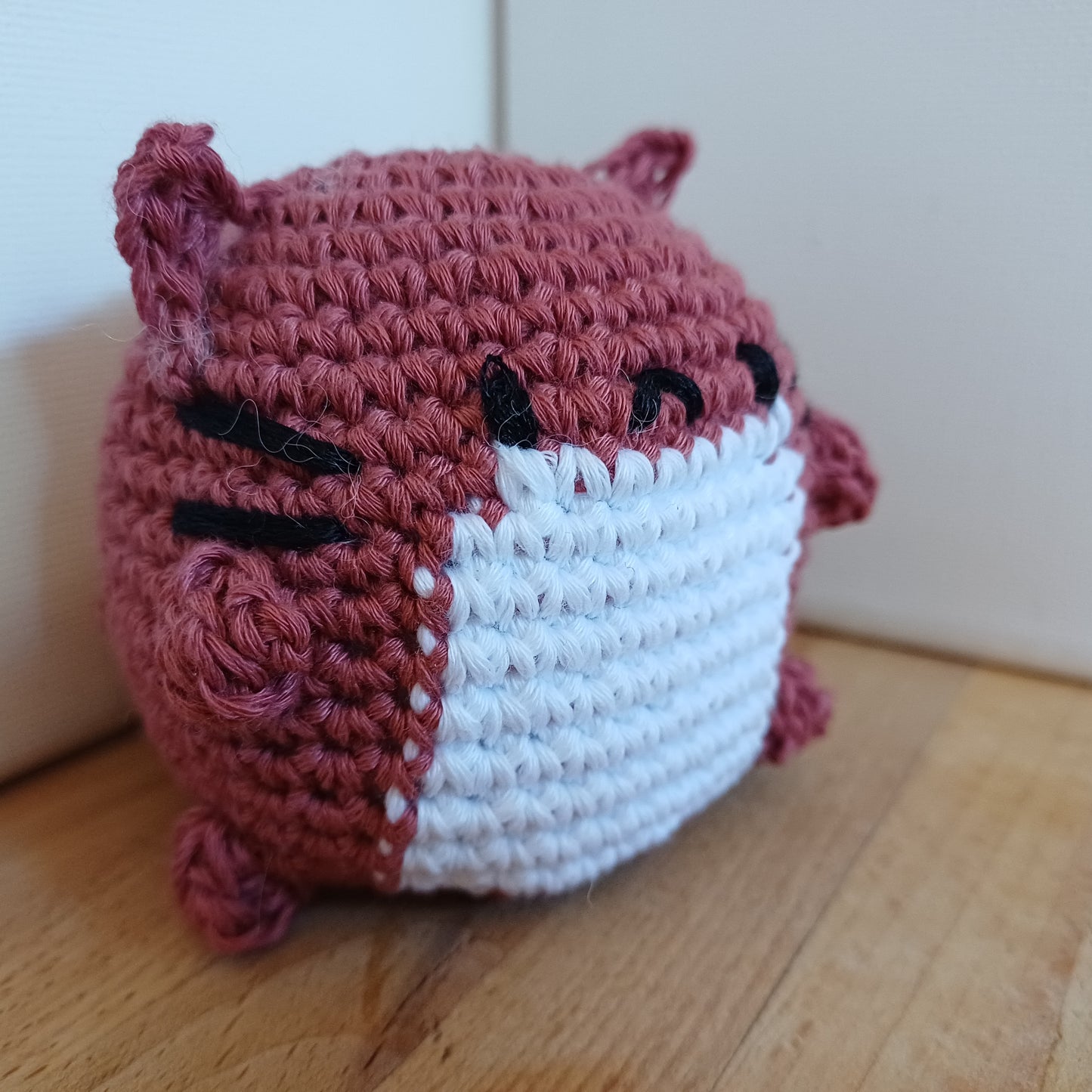 Chat squeeshy rose et blanc