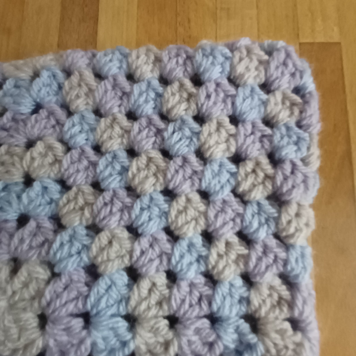 Pochette enveloppe pour livre gris, mauve et bleu pastel