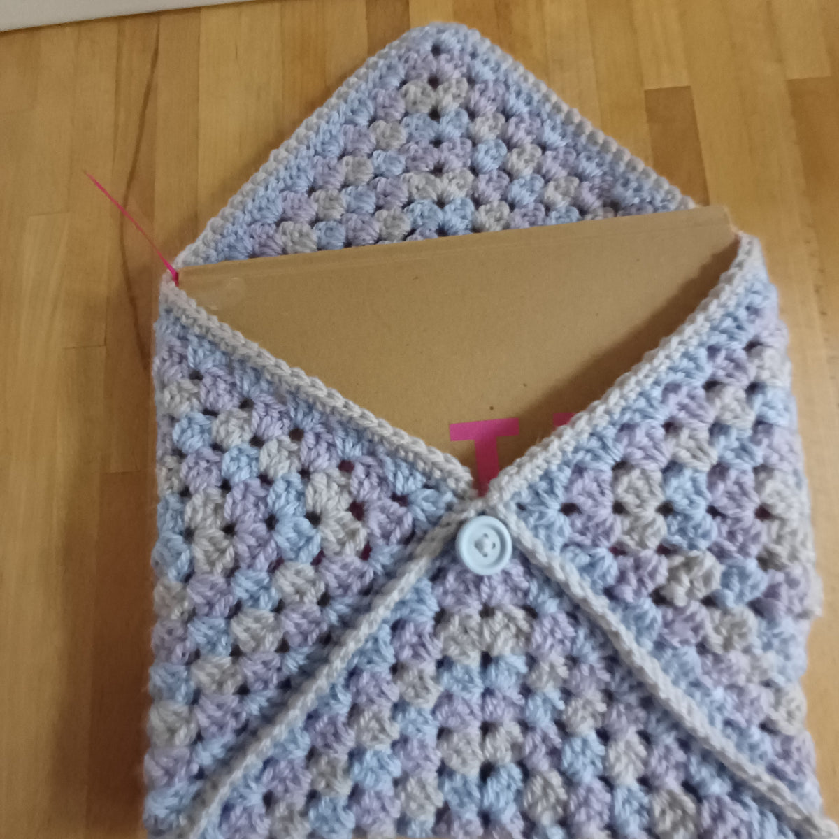 Pochette enveloppe pour livre gris, mauve et bleu pastel