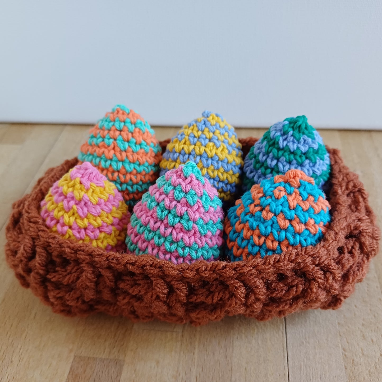 Panier oeufs de Pâques couleurs vives