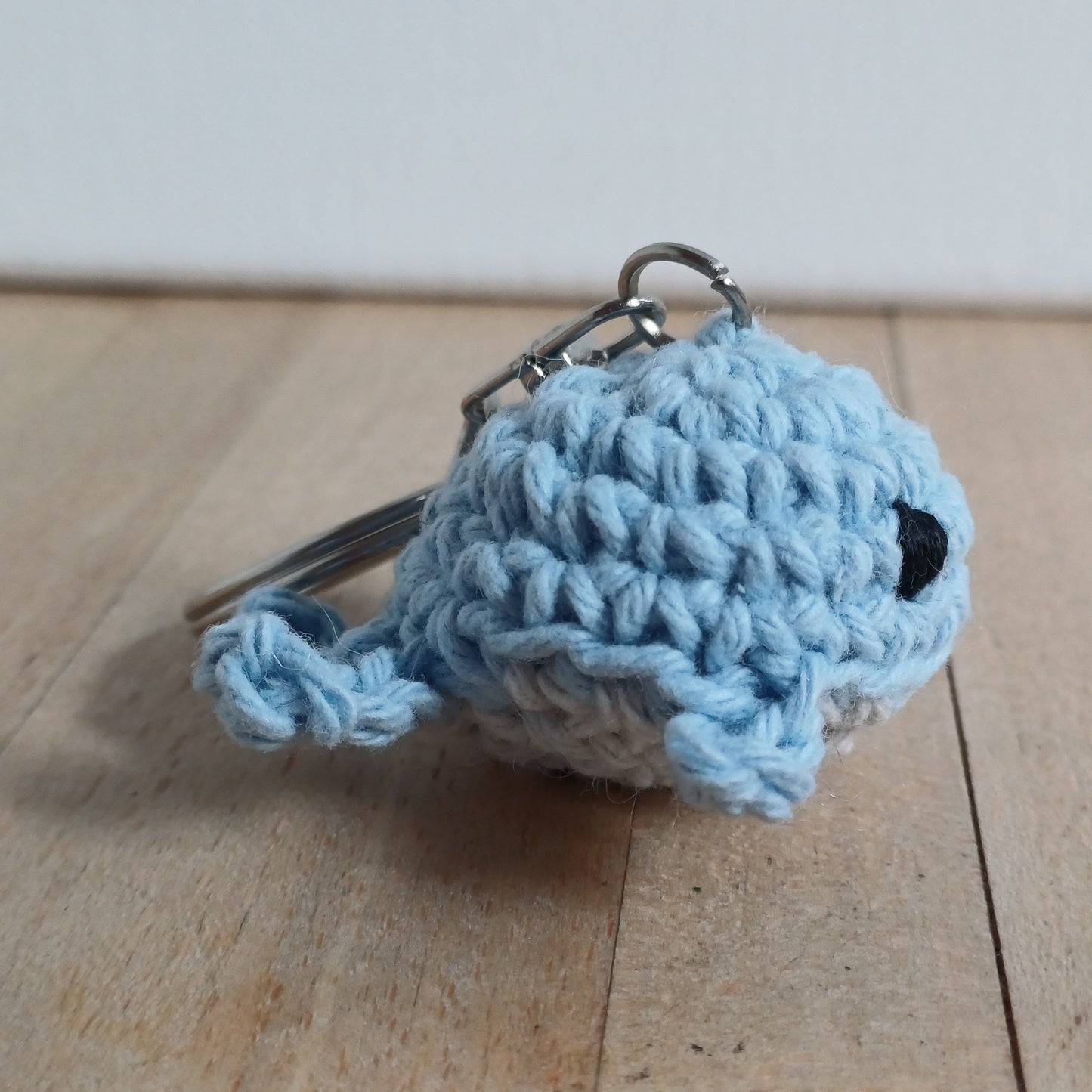 Porte-clés mini baleine bleu gris