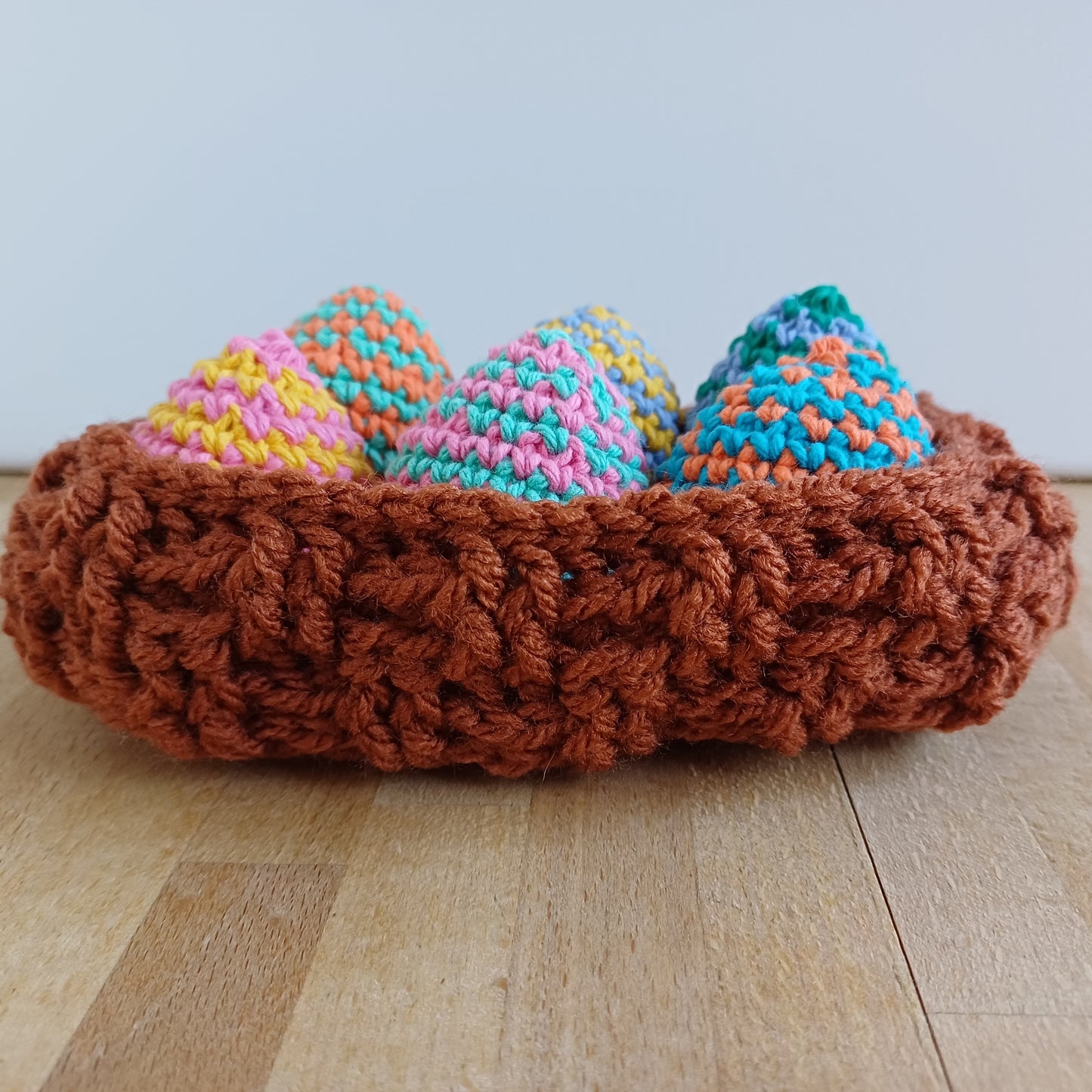 Panier oeufs de Pâques couleurs vives