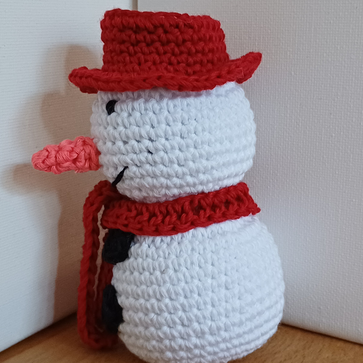 Petit bonhomme de neige rouge