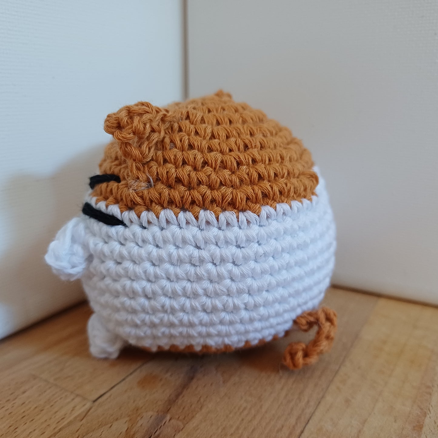 Chat squeeshy blanc et marron