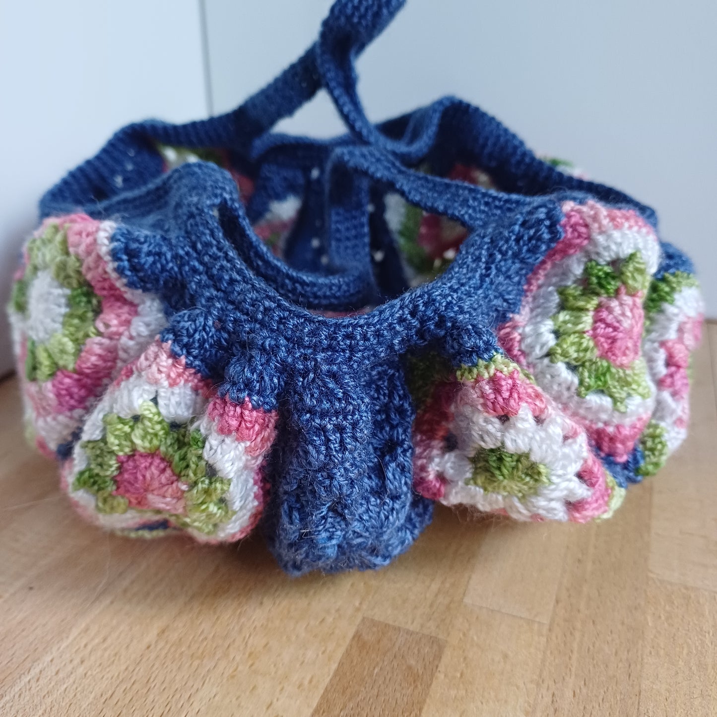Panier bleu fleuri