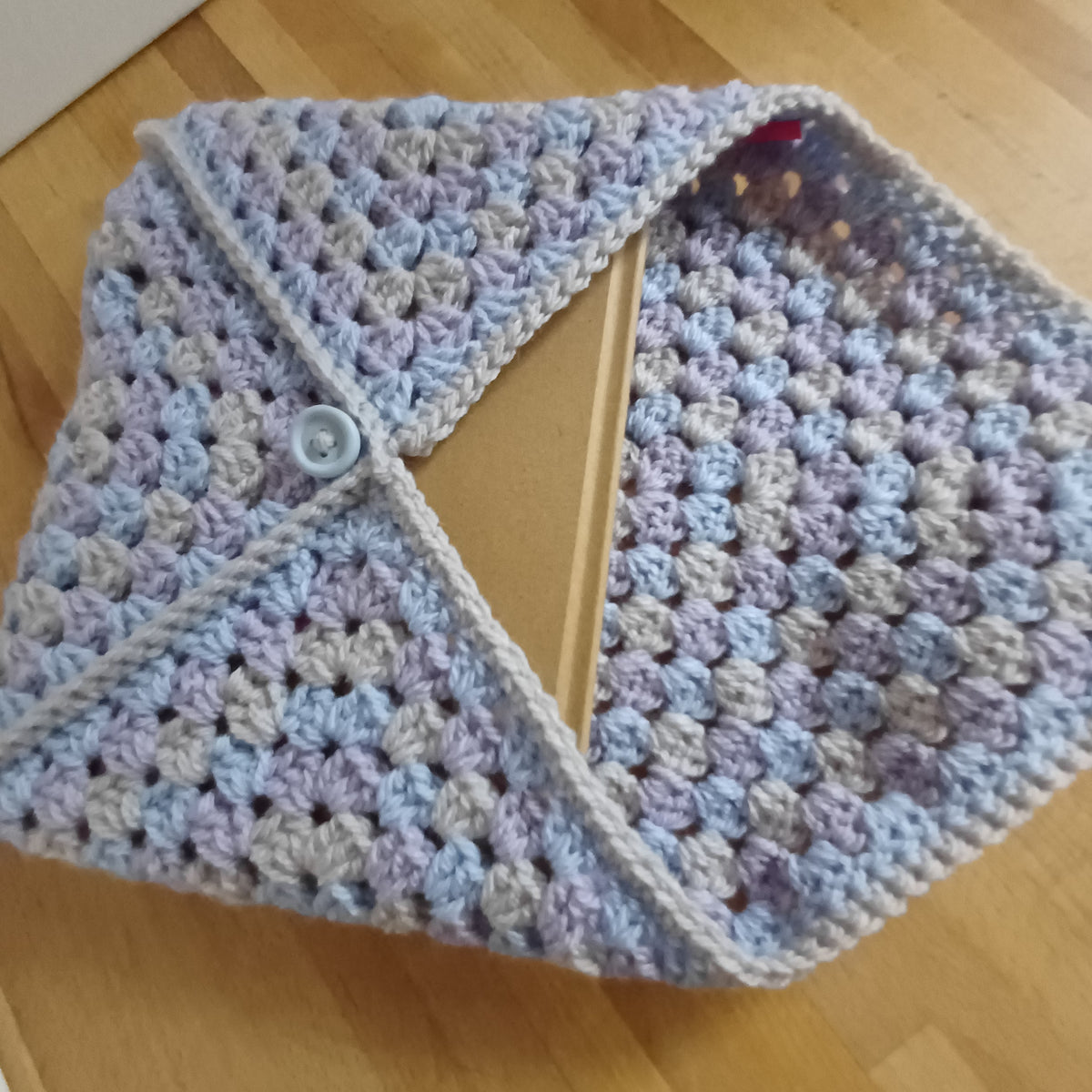 Pochette enveloppe pour livre gris, mauve et bleu pastel