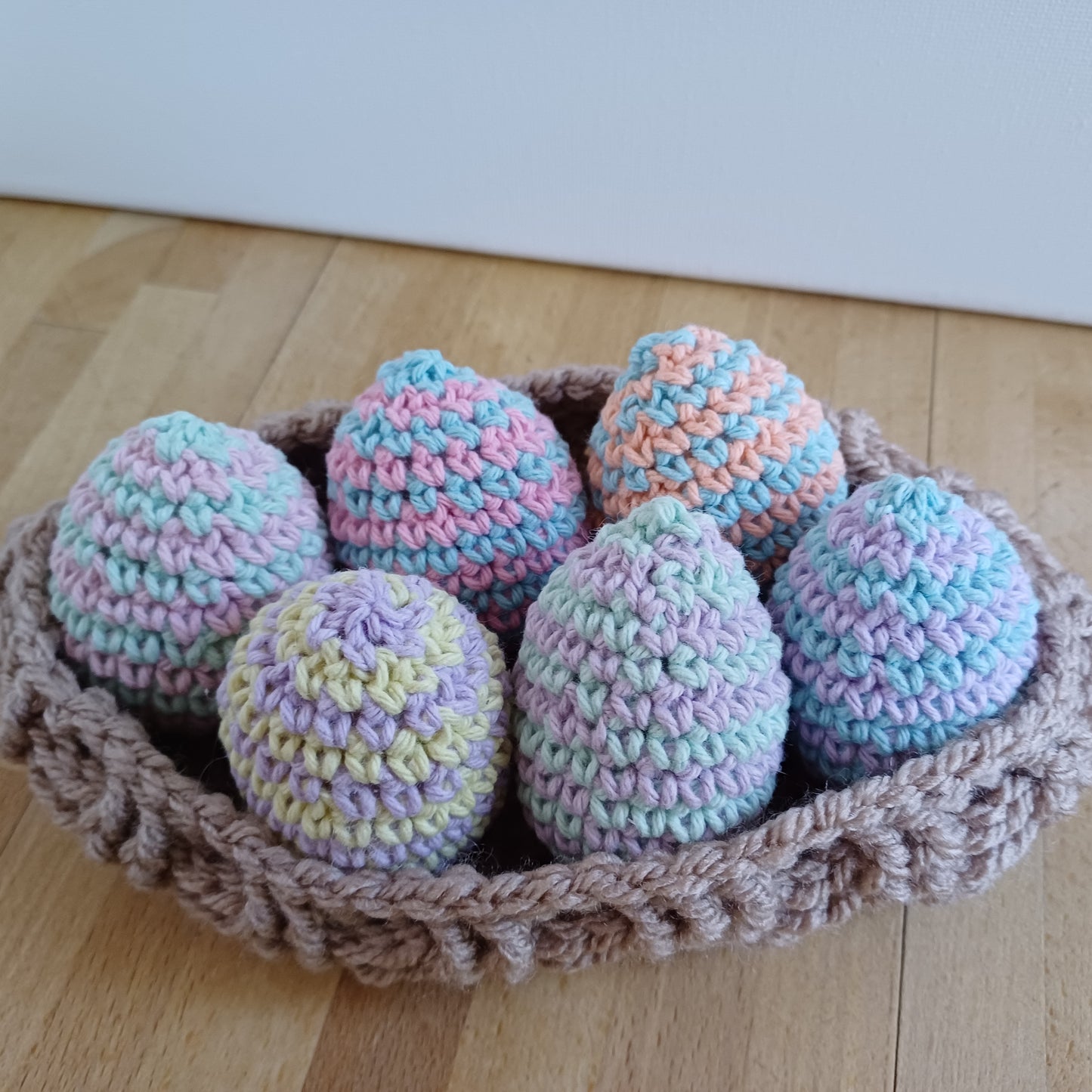 Panier oeufs de Pâques pastel