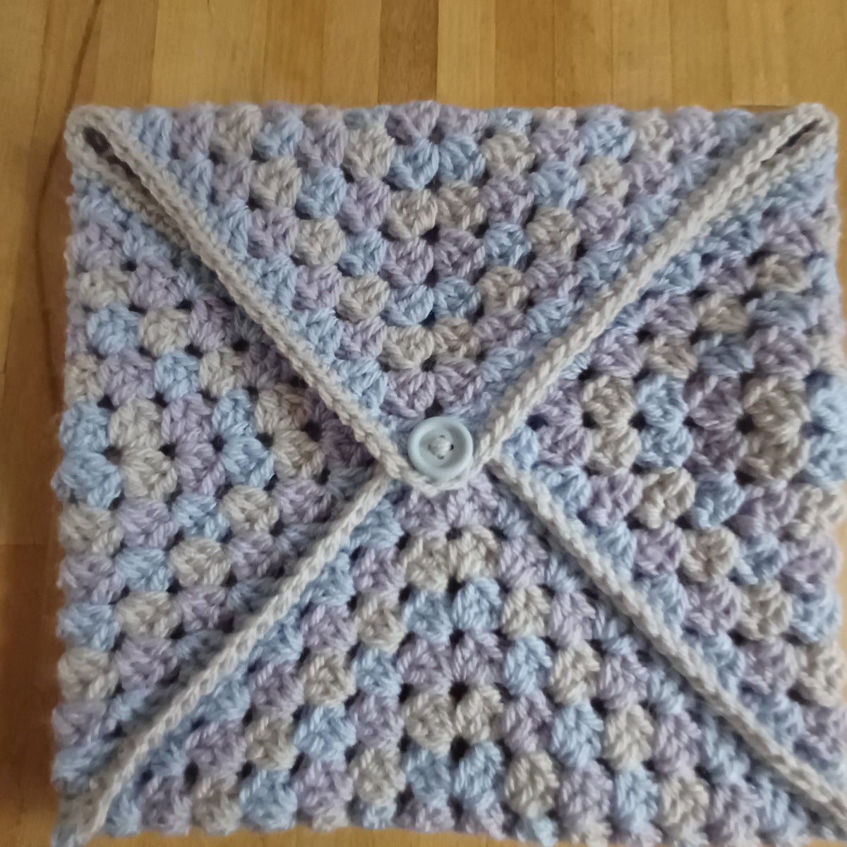 Pochette enveloppe pour livre gris, mauve et bleu pastel