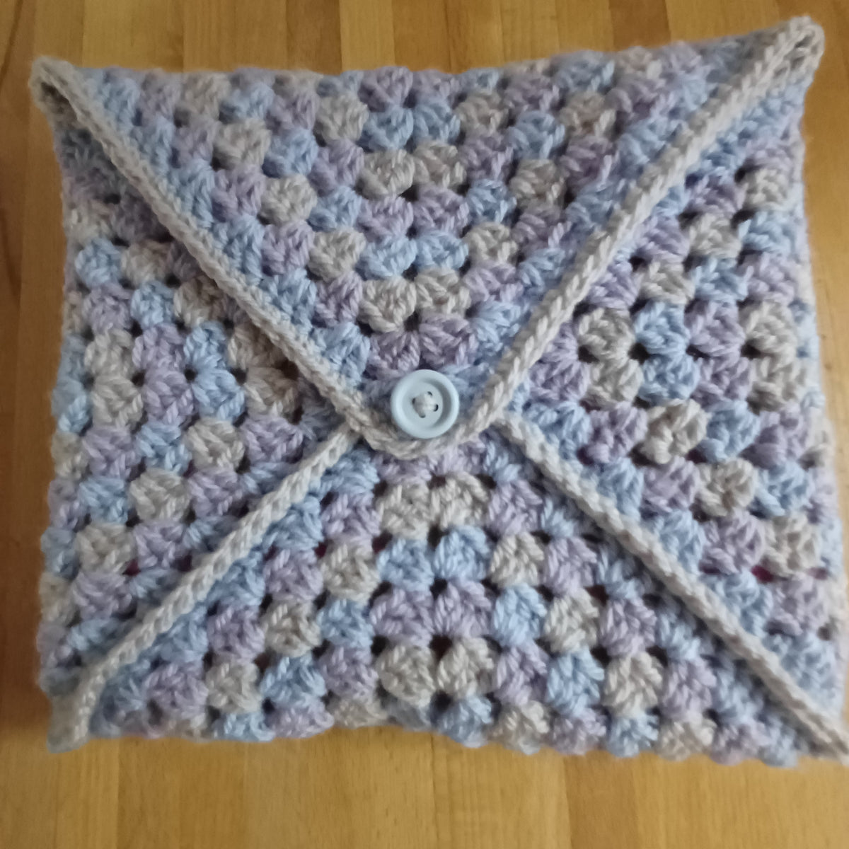 Pochette enveloppe pour livre gris, mauve et bleu pastel