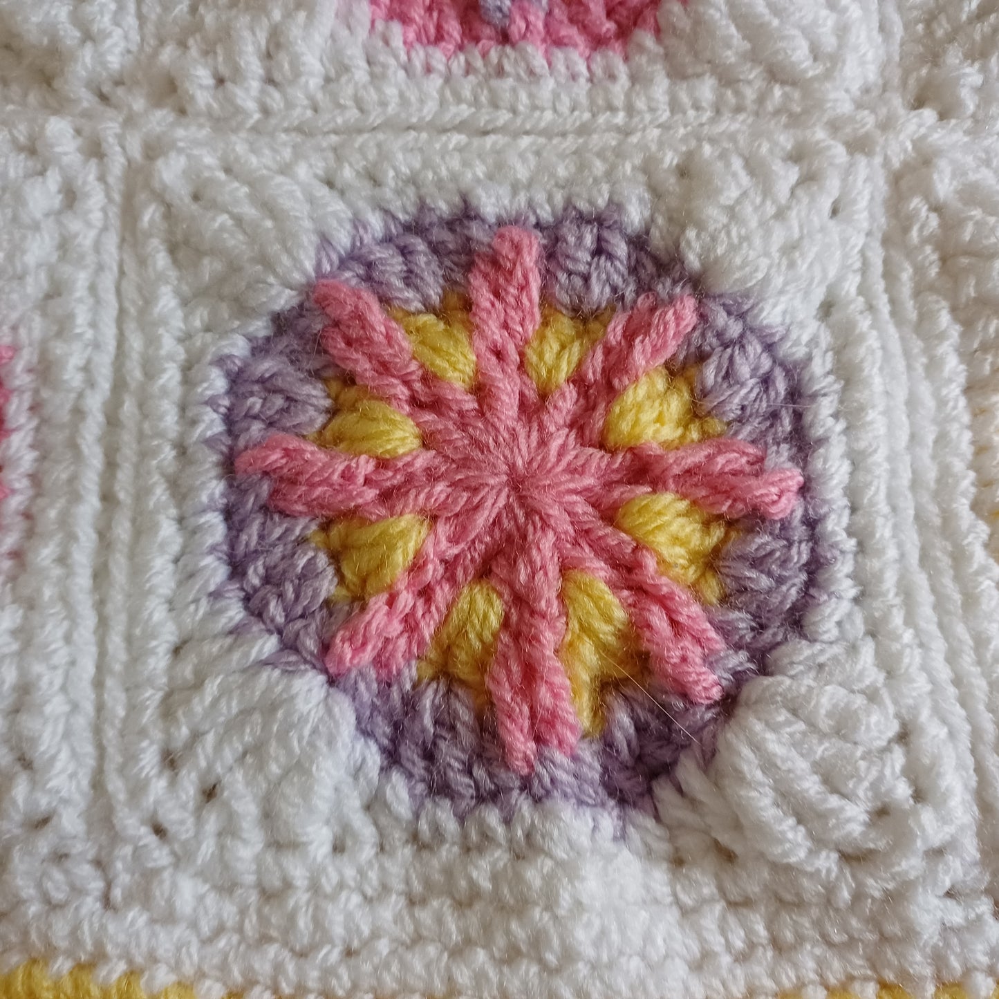 Grand sac bandoulière jaune, violet et rose