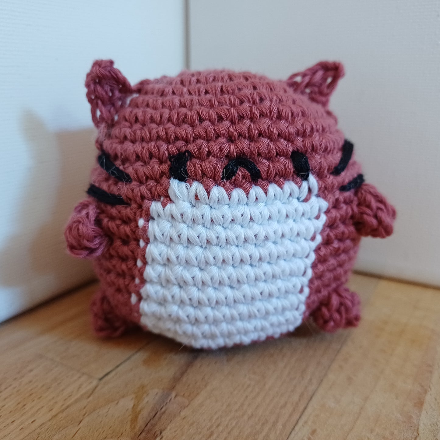 Chat squeeshy rose et blanc