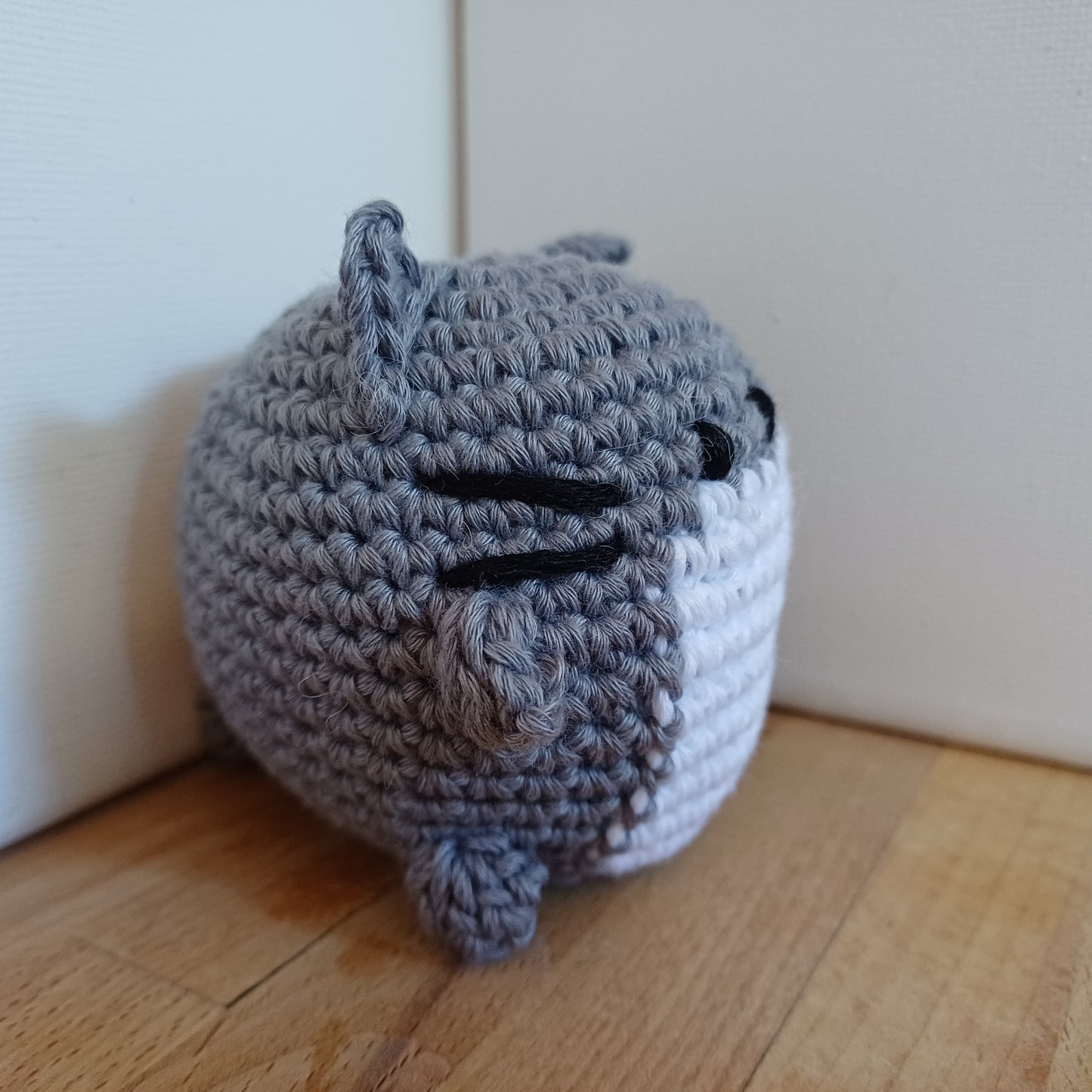 Chat squeeshy gris et blanc
