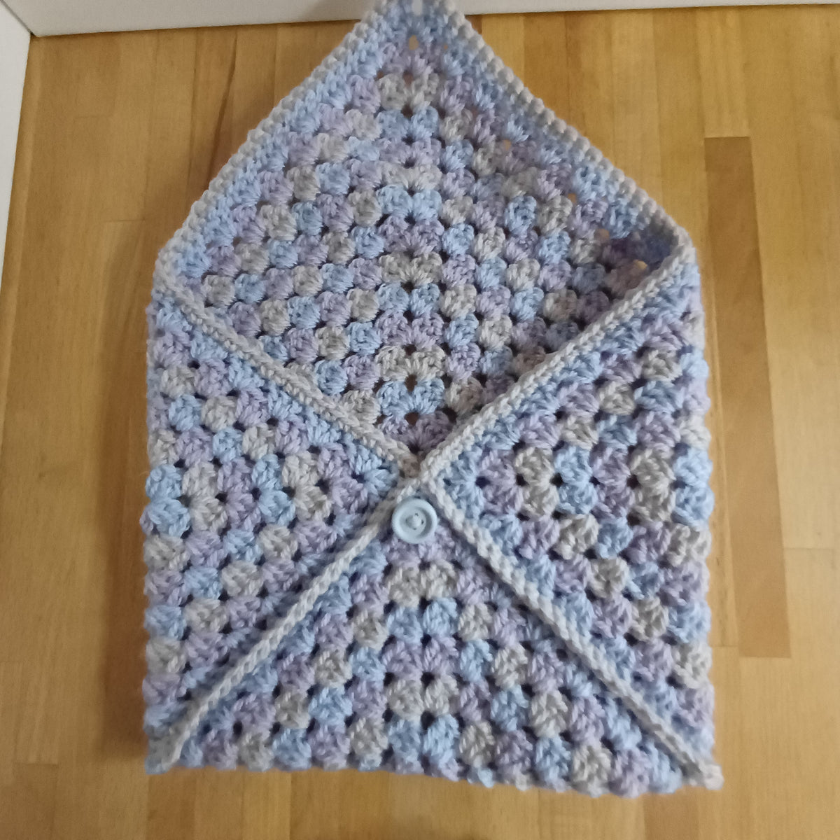 Pochette enveloppe pour livre gris, mauve et bleu pastel