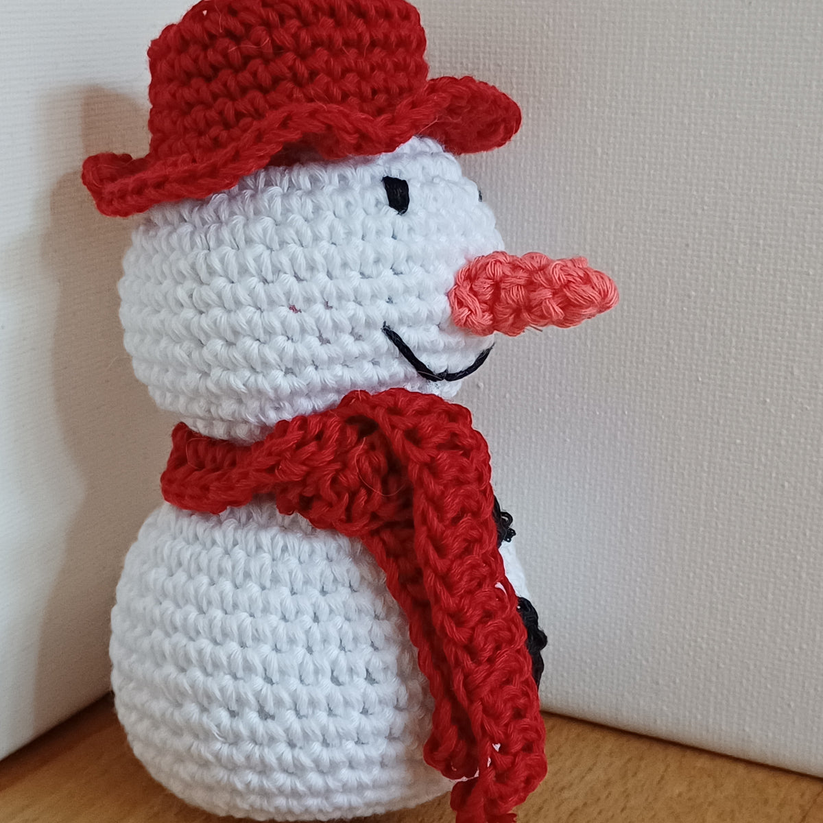 Petit bonhomme de neige rouge