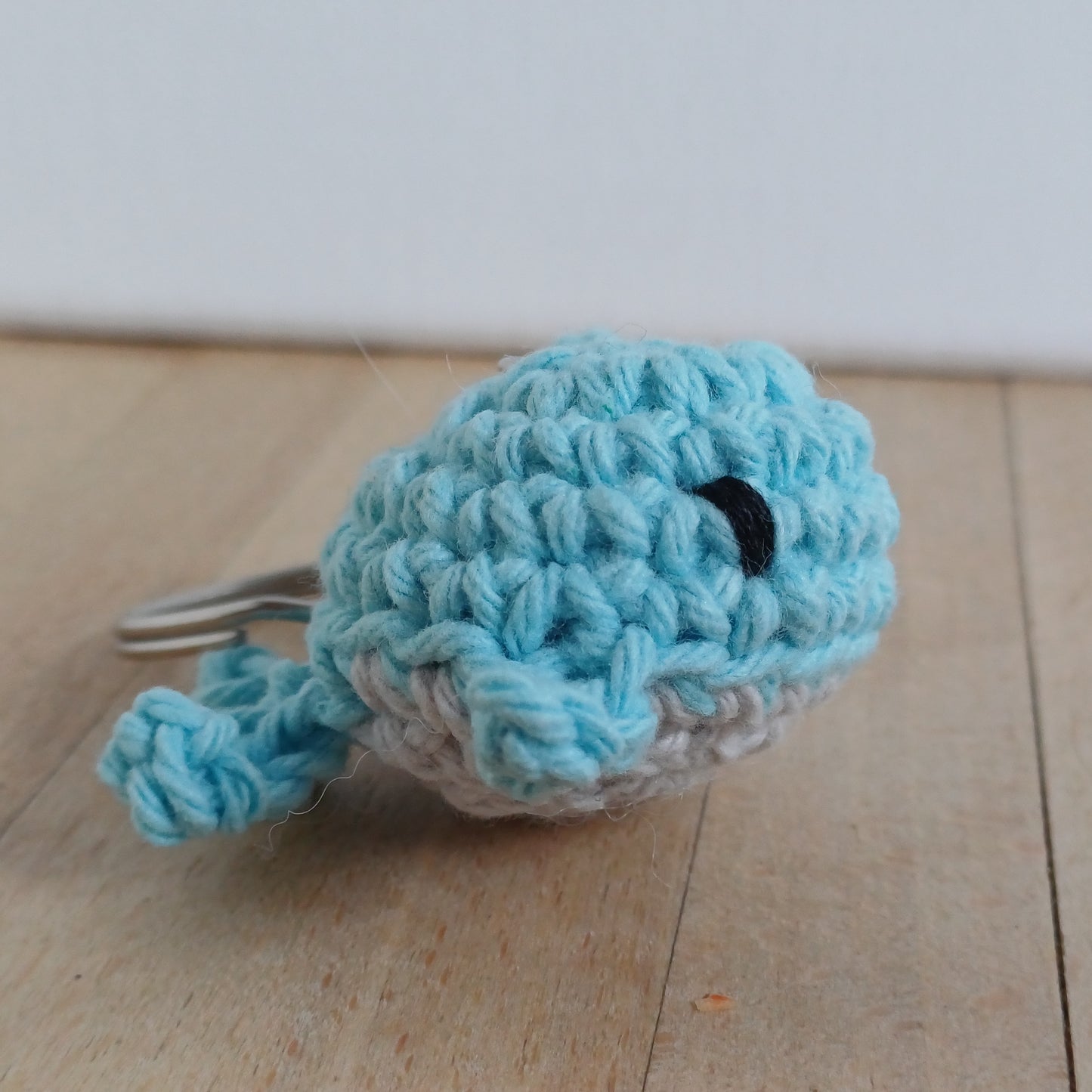 Porte-clés mini baleine bleu pastel