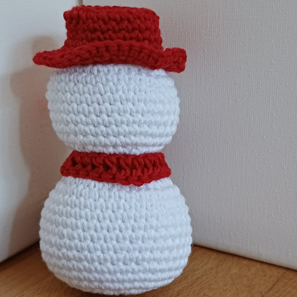 Petit bonhomme de neige rouge